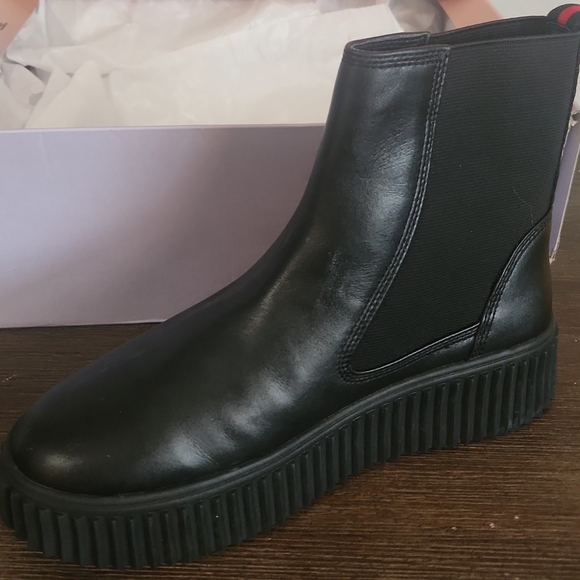 Lisa Vicky Black Platform Ankle Boots with Sleek Design - Picture 1 of 4